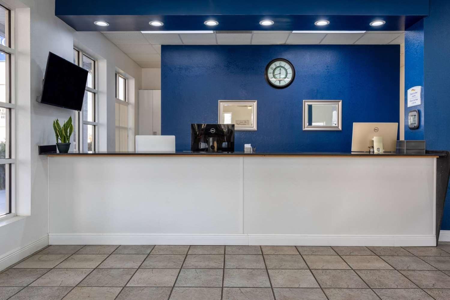 Baymont By Wyndham Marianna Hotel Exterior photo